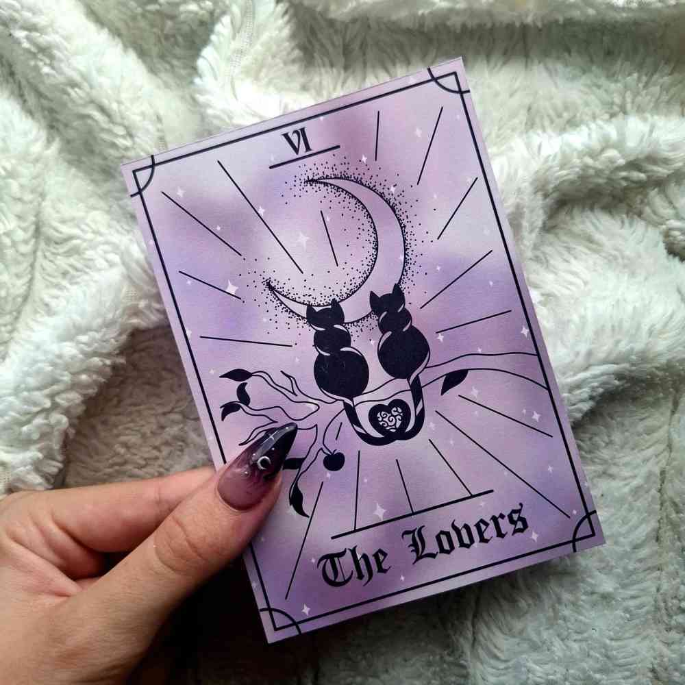 EvyHandmadeDesign - The Lovers Cat Tarot No.6 Gerahmter Druck - Lila/Schwarz